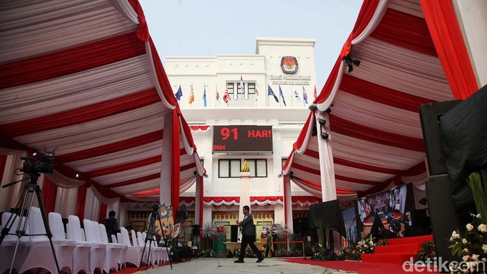 Begini Suasana Hari Pertama Perdaftaran Cagub di KPUD Jakarta KPUD Jakarta membuka pendaftaran pasangan cagub dan wagub mulai 27-29 Agustus 2024. Begini suasana hari pertama pendaftaran di KPUD Jakarta.
