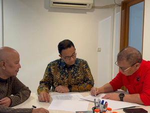 Cerita Elite PDIP di Balik Foto Anies di Depan Kertas-kertas