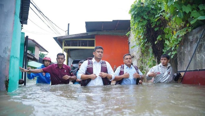 Bobby Nasution meninjau banjir di Medan (Dok. Instagram @bobbynst)
