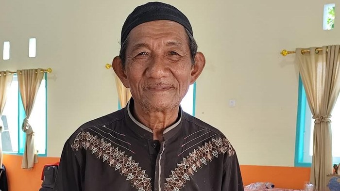 Warga bernama Karman Lapasu alias Om Kone (63) di Bone Bolango yang rumahnya hanyut saat banjir, Senin (26/8/2024).