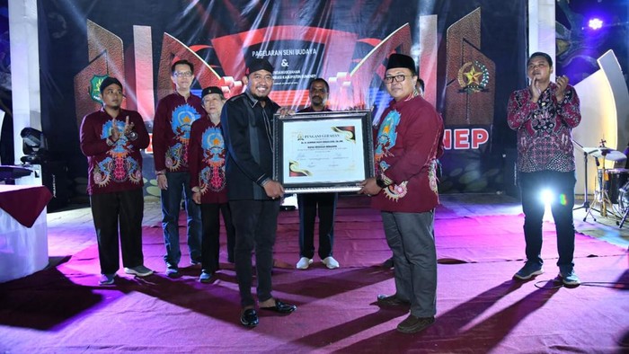Bupati Fauzi menerima penganugerahan sebagai Bapak Moderasi Beragama dari Ketua FKUB