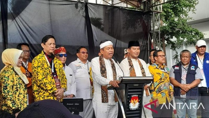 Calon Gubernur dan Wakil Gubernur Jabar Dedi Mulyadi-Erwan Setiawan memberikan keterangan setelah mendaftar di Kompleks Kantor KPU Jabar, Bandung, Selasa (27/8/2024).