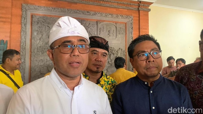 Calon wali kota dan wakil wali kota Denpasa, I Gusti Ngurah Jaya Negara dan I Kadek Agus Arya Wibawa di kantor DPD Golkar Bali, Selasa (27/8/2024). (Rizki Setyo/detikBali)