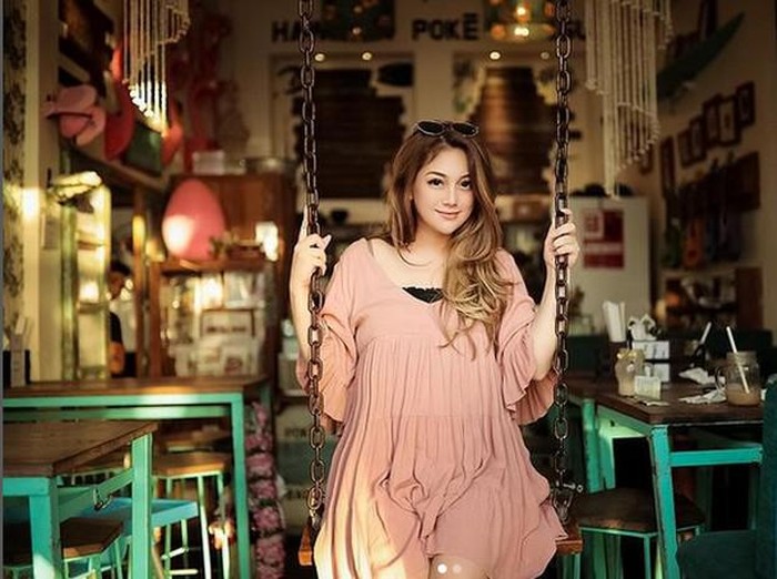 Celine Evangelista Tampil Cantik dan Modis Saat Kulineran