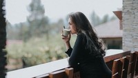 Dirinya juga bisa dibilang penggemar kopi. Di beberapa kesempatan, kopi jadi teman nongkrongnya kalau di kafe. Foto: Instagram @celine_evangelista