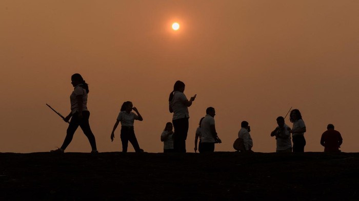 Curi Perhatian, Aksi Bermain Musik di Tengah Kebakaran Hutan Bolivia Members of the Misional Padre Martin Schmid Music School play their instruments to bring attention to the smoke from the wildfires in the area, in Concepcion, Bolivia August 26, 2024. REUTERS/Claudia Morales