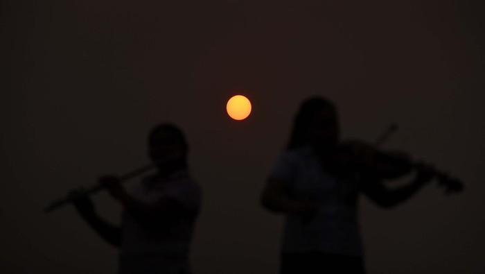 Curi Perhatian, Aksi Bermain Musik di Tengah Kebakaran Hutan Bolivia Members of the Misional Padre Martin Schmid Music School play their instruments to bring attention to the smoke from the wildfires in the area, in Concepcion, Bolivia August 26, 2024. REUTERS/Claudia Morales