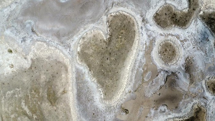 Danau Garam di Turki Mengering, Datarannya Membentuk Hati A drone view shows partly dried-up Tuz Golu, Salt Lake, with a dry patch resembling a heart, in Central Anatolia Region, Turkey, August 25, 2024. REUTERS/Cagla Gurdogan