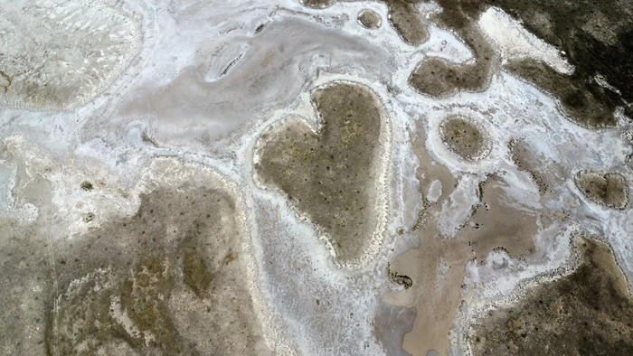 Danau Garam di Turki Mengering, Datarannya Membentuk Hati A drone view shows partly dried-up Tuz Golu, Salt Lake, with a dry patch resembling a heart, in Central Anatolia Region, Turkey, August 25, 2024. REUTERS/Cagla Gurdogan