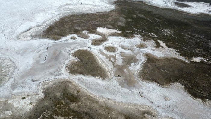 Danau Garam di Turki Mengering, Datarannya Membentuk Hati A drone view shows partly dried-up Tuz Golu, Salt Lake, with a dry patch resembling a heart, in Central Anatolia Region, Turkey, August 25, 2024. REUTERS/Cagla Gurdogan