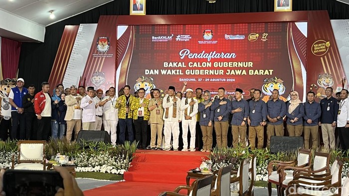 Dedi Mulyadi-Erwan saat daftar maju Pilgub Jabar 2024.