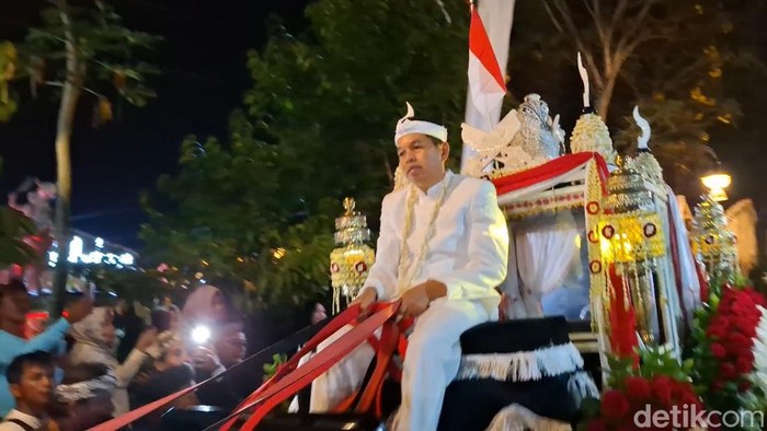 Dedi Mulyadi naik kereta kencana jelang pendaftaran bacagub Jabar 2024