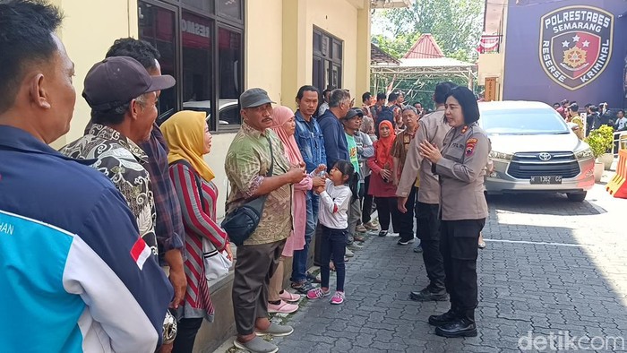 Orang tua dan guru pelajar yang diamankan datang ke Polrestabes Semarang, Selasa (27/8/2024).