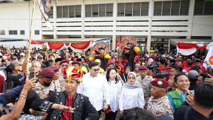 Dhito-Dewi Daftar ke KPU Kediri