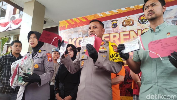 Dua pria Iran tipu-tipu modus tukar duit saat dihadirkan dalam jumpa pers di Mapolres Kulon Progo, Selasa (27/8/2024). Keduanya yakni Ahmad Babei (53) dan Said Bakhti (34) berkewarganegaraan Iran.