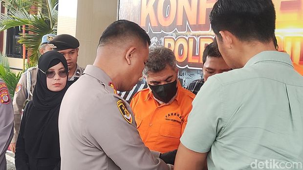 Dua pria Iran tipu-tipu modus tukar duit saat dihadirkan dalam jumpa pers di Mapolres Kulon Progo, Selasa (27/8/2024). Keduanya yakni Ahmad Babei (53) dan Said Bakhti (34) berkewarganegaraan Iran.