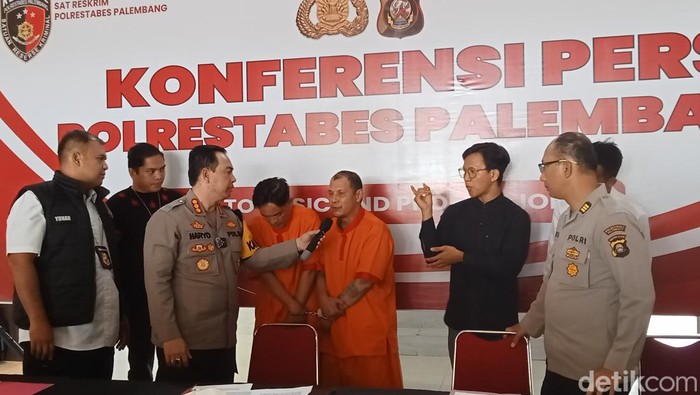 Dua sepupu Syarif Kurniawan (50) dan Beranhar Abdullah (51) diamankan polisi usai mencuri kartu ATM dan membobol rekening korban.