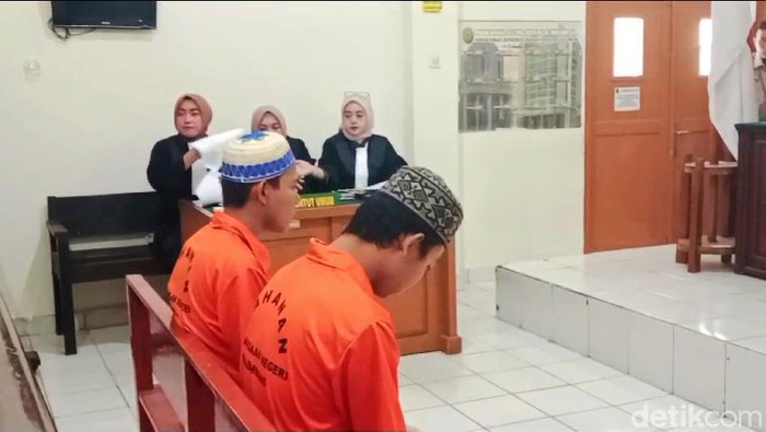 Dua terdakwa pembunuh Adios divonis hukuman berbeda.