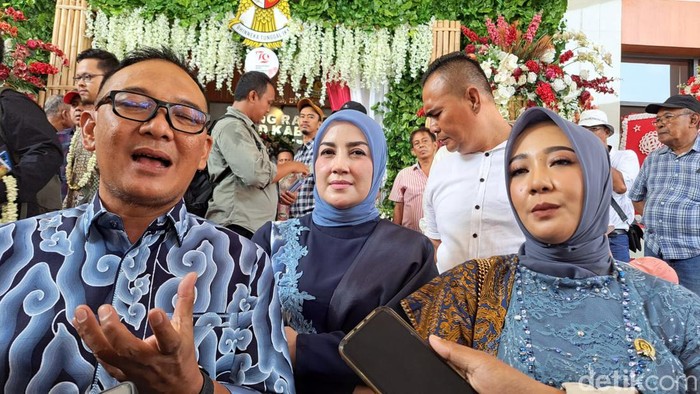 Eks Bupati Bogor Iwan Setiawan menghadiri pelantikan anaknya Nurunnisa Setiawan menjadi anggota DPRD Bogor