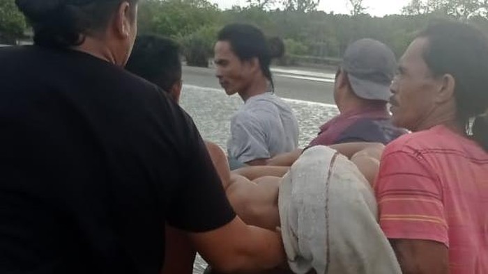 Evakuasi remaja tewas akibat terseret ombak di Pantai Gonda, Polman.