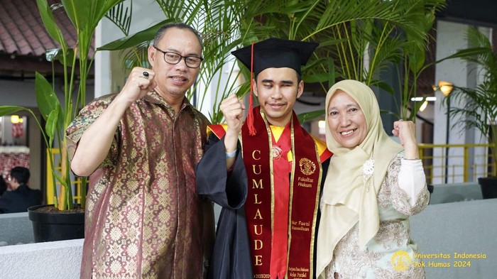 Fauzi dan kedua orang tuanya di hari wisuda