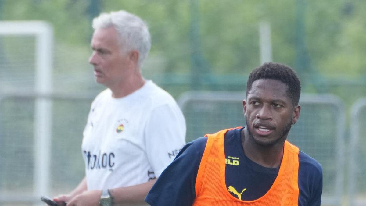 Fred dalam sesi latihan Fenerbahce di bawah arahan Jose Mourinho. Foto: Getty Images/Seskim Photo/MB Media