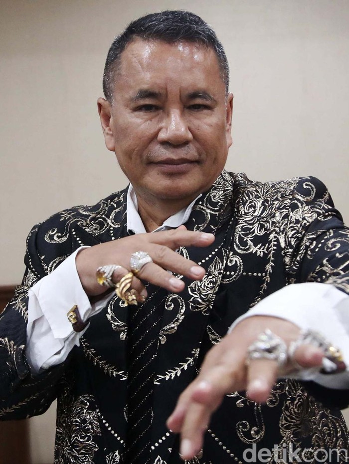 Gaya Nyentrik Hotman Paris di Sidang Crazy Rich Surabaya Hotman Paris sering tampil nyentrik saat mendampingi kliennya. Hari ini Hotman kembali tampil nyentrik saat menjadi kuasa hukum crazy rich Surabaya Budi Said di PN Tipikor, Jakarta, Selasa (27/8/2024).