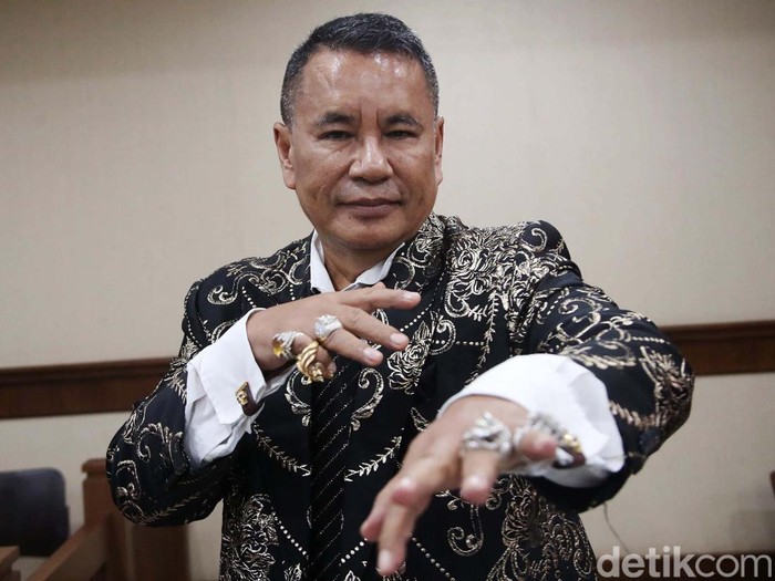 Gaya Nyentrik Hotman Paris di Sidang Crazy Rich Surabaya Hotman Paris sering tampil nyentrik saat mendampingi kliennya. Hari ini Hotman kembali tampil nyentrik saat menjadi kuasa hukum crazy rich Surabaya Budi Said di PN Tipikor, Jakarta, Selasa (27/8/2024).
