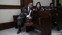 Pengacara kondang itu memang sering tampil nyentrik saat mendampingi kliennya.  