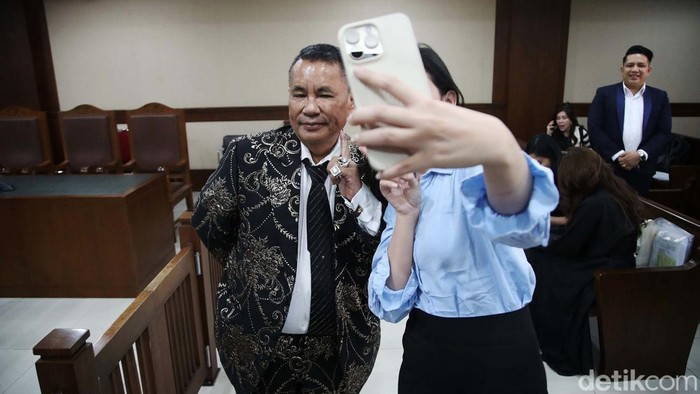 Hotman Paris sering tampil nyentrik saat mendampingi kliennya. Hari ini Hotman kembali tampil nyentrik saat menjadi kuasa hukum crazy rich Surabaya Budi Said di PN Tipikor, Jakarta, Selasa (27/8/2024).