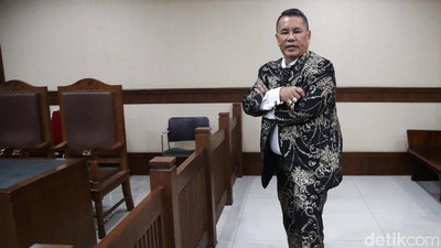 Gaya Nyentrik Hotman Paris di Sidang Crazy Rich Surabaya