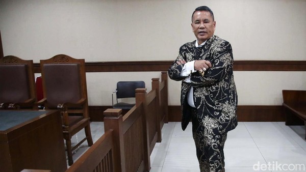 Gaya Nyentrik Hotman Paris di Sidang Crazy Rich Surabaya