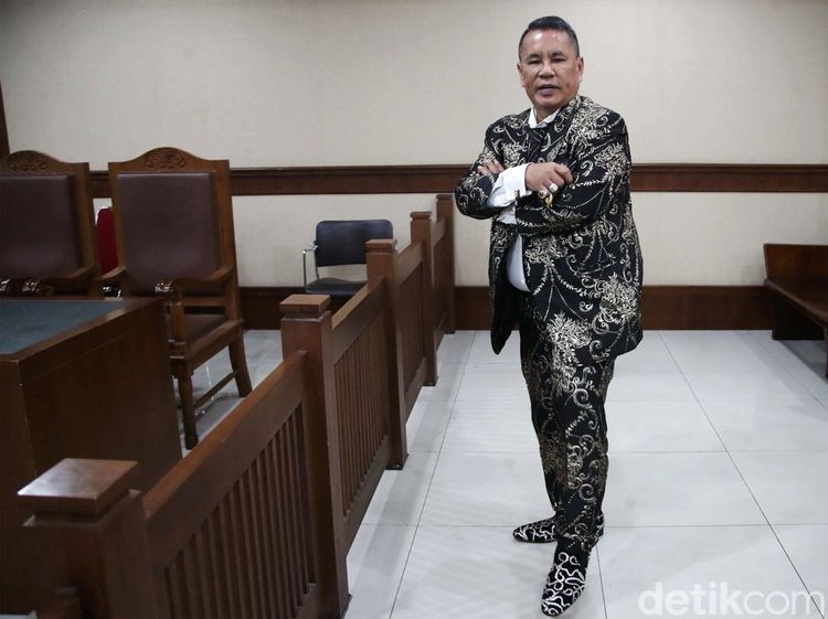 Gaya Nyentrik Hotman Paris di Sidang Crazy Rich Surabaya