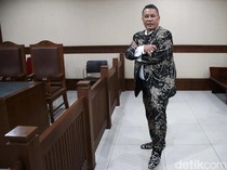 Gaya Nyentrik Hotman Paris di Sidang Crazy Rich Surabaya