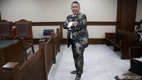 Hotman Paris berpose usai menjadi penasihat hukum Budi Said dalam kasus korupsi terkait jual beli emas di PN Tipikor, Jakarta, Selasa (27/8/2024).