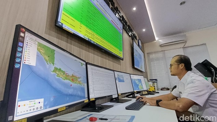 Aktivitas pemantauan gempa di Stasiun Geofisika BMKG DIY, Selasa (27/8/2024).