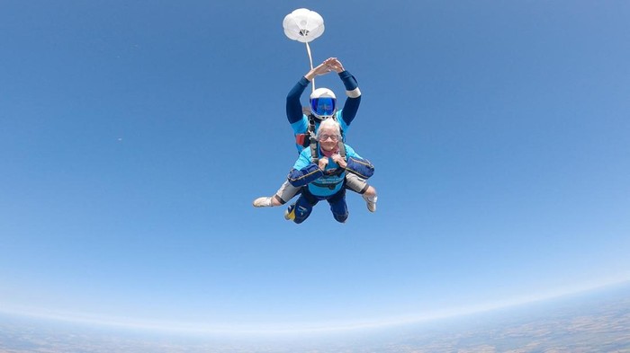 Manette Baillie, a 102-year-old British woman, skydives, over Beccles, Britain, August 25, 2024, in this screengrab taken from a handout video. UK Parachuting and Goldster/Handout via REUTERS    THIS IMAGE HAS BEEN SUPPLIED BY A THIRD PARTY. MANDATORY CREDIT. NO RESALES. NO ARCHIVES.