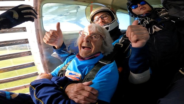 Manette Baillie, a 102-year-old British woman, skydives, over Beccles, Britain, August 25, 2024, in this screengrab taken from a handout video. UK Parachuting and Goldster/Handout via REUTERS    THIS IMAGE HAS BEEN SUPPLIED BY A THIRD PARTY. MANDATORY CREDIT. NO RESALES. NO ARCHIVES.