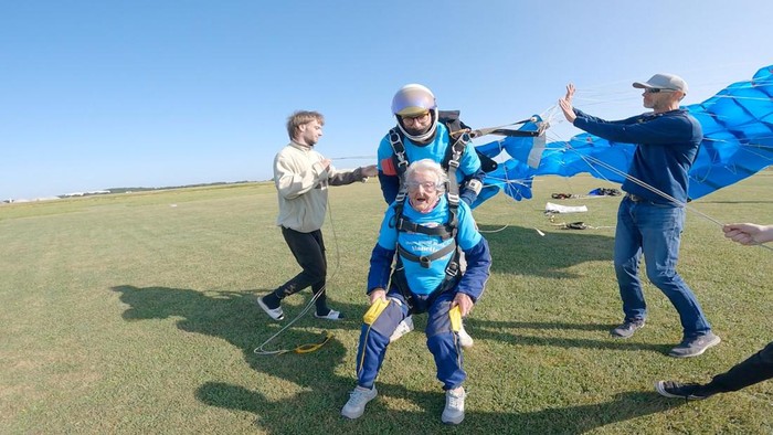 Gokil, Nenek 102 Tahun Rayakan Ultah dengan Terjun Payung Manette Baillie, a 102-year-old British woman, skydives, over Beccles, Britain, August 25, 2024, in this screengrab taken from a handout video. UK Parachuting and Goldster/Handout via REUTERS THIS IMAGE HAS BEEN SUPPLIED BY A THIRD PARTY. MANDATORY CREDIT. NO RESALES. NO ARCHIVES.
