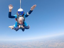 Nggak Ada Takutnya! Nenek Umur 102 Tahun Rayakan Ultah dengan Terjun Payung