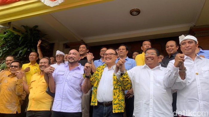 Golkar Bali serahkan rekomendasi untuk 10 cakada di Bali, Selasa (27/8/2024). (Foto: Rizki Setyo Samudero/detikBali)