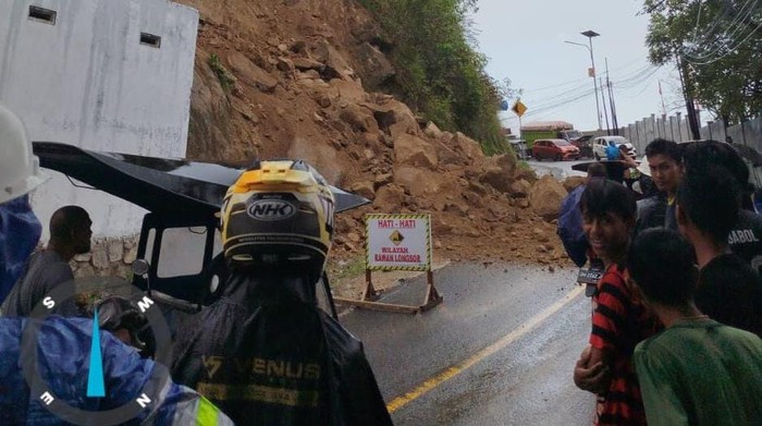 Longsor di Jalan Trans Sulawesi, Gorontalo, menyebabkan akses ke Bolaang Mongondow terputus dan antrean kendaraan mencapai 1 km.