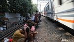 Gubuk Liar di Pinggir Rel Stasiun Senen Ditertibkan