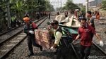 Gubuk Liar di Pinggir Rel Stasiun Senen Ditertibkan