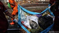 Sejumlah barang diangkut, seperti televisi dan sofa.
