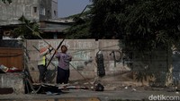 Ada juga warga yang membongkar sendiri gubuk mereka.