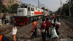Gubuk Liar di Pinggir Rel Stasiun Senen Ditertibkan