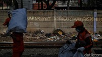 Sebuah coretan dinding bertuliskan suara rakyat didengar cuma pas pemilu mejeng i pinggir rel kereta api.