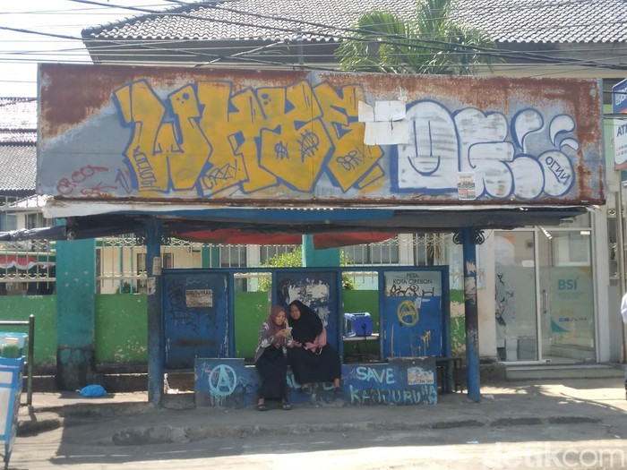 Halte di Kota Cirebon tampak usang dan dipenuhi coretan.