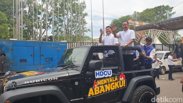 Pasangan Bakal Calon Gubernur/Wakil Gubernur Sumatera Selatan Herman Deru-Cik Ujang (HDCU) deklarasi untuk maju di Pilkada Sumatera Selatan 2024. Deklarasi digelar di Plaza Jakabaring Sport City, Selasa (27/8) pagi.